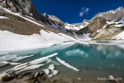 Lac des Béraudes depuis le pont du Moutet Lac des Béraudes depuis le pont du Moutet