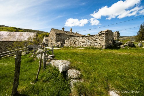 Randonnée au hameau des Bouzèdes Randonnée au hameau des Bouzèdes