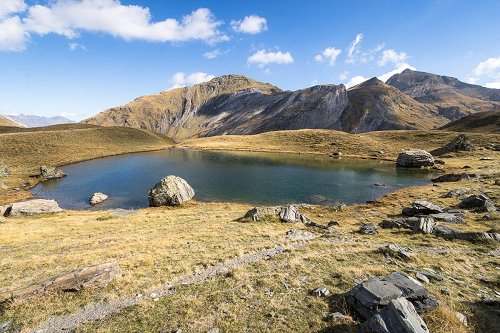 Lac du Cardal et sommet juste au dessus depuis la piste de la vallée d'Ossoue Lac du Cardal et sommet juste au dessus depuis la piste de la vallée d'Ossoue