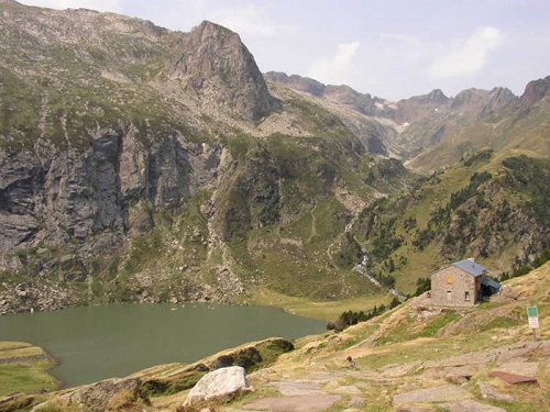 Refuge d'Espingo depuis les granges d'Astau Refuge d'Espingo depuis les granges d'Astau