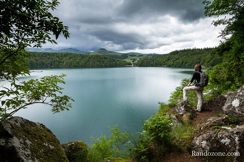 Tour du lac Pavin en Auvergne: randonnée pédestre Tour du lac Pavin en Auvergne: randonnée pédestre