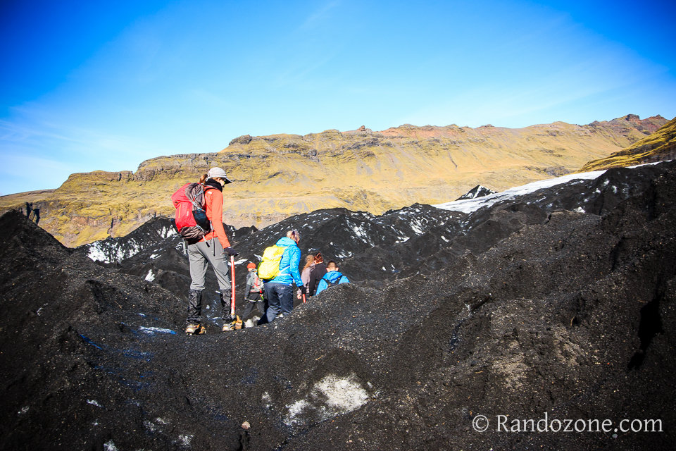 Marcher sur un glacier en Islande Marcher sur un glacier en Islande