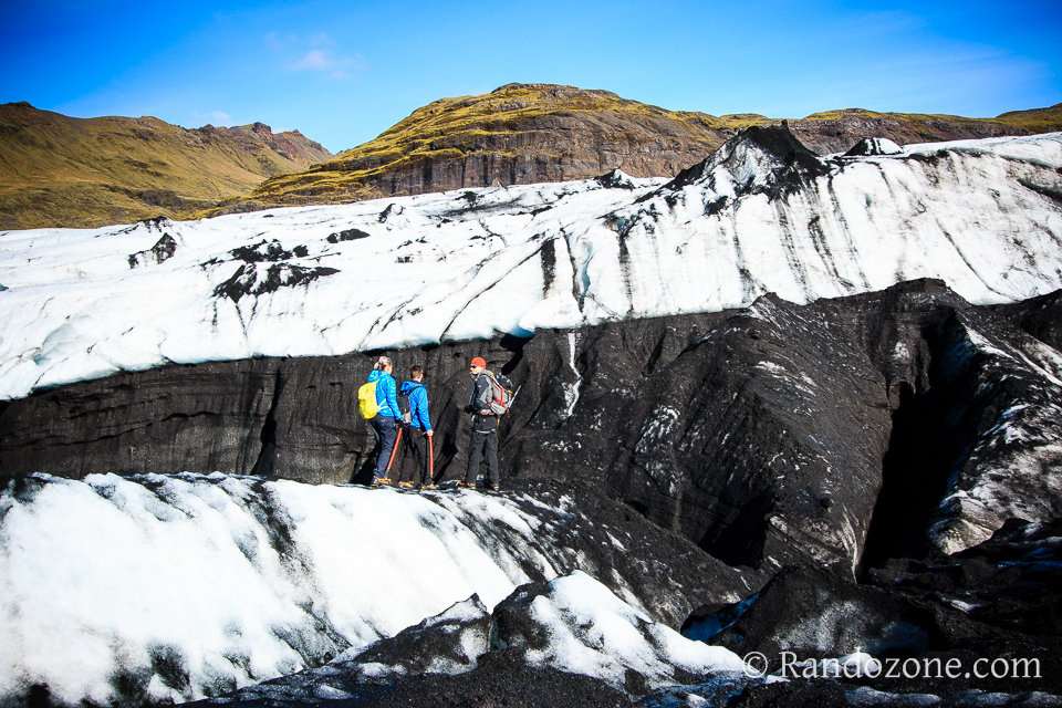 Marcher sur un glacier en Islande Marcher sur un glacier en Islande