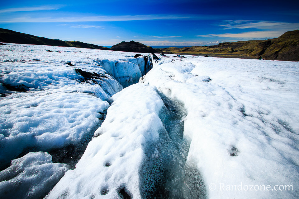 Marcher sur un glacier en Islande Marcher sur un glacier en Islande