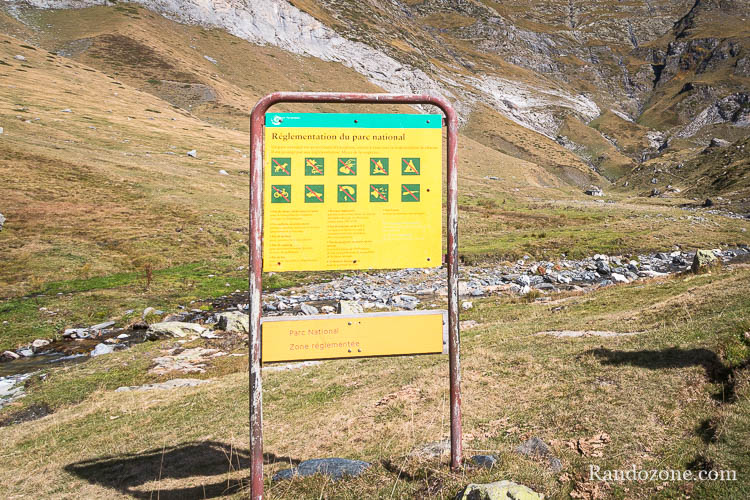 Guide pratique de la randonnée : Réussir son bivouac en randonnée Panneau de règlementation pour le bivouac dans le Parc National des Pyrénées