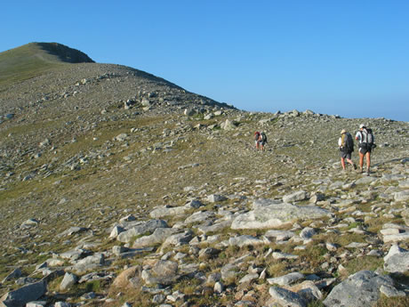 Le sentier qui longe les crêtes Le sentier qui longe les crêtes