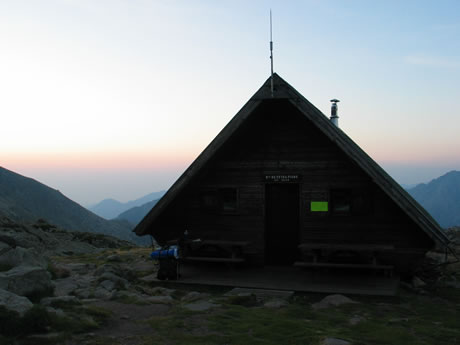 Refuge de Petra Piana au petit matin Refuge de Petra Piana au petit matin