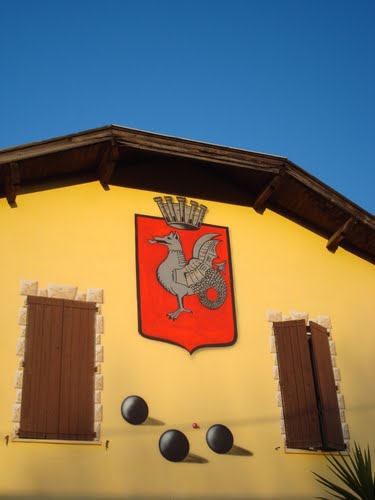 Pétanque à boules carrées en bois Image Panoramio