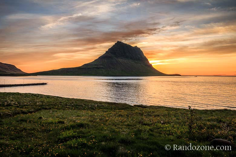 Kirkjufell est une montagne isolée d'Islande sur la péninsule de Snæfellsnes Kirkjufell est une montagne isolée d'Islande sur la péninsule de Snæfellsnes