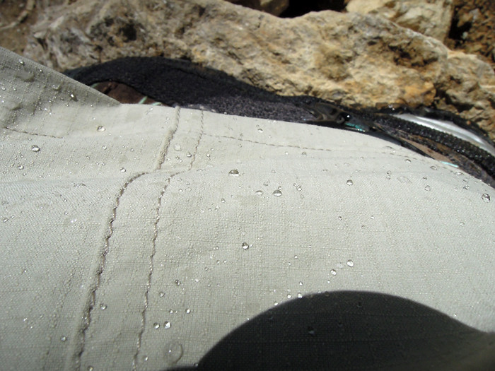 L'eau ruisselle sur le pantalon de randonnée Patagonia Nomader Zip-Off