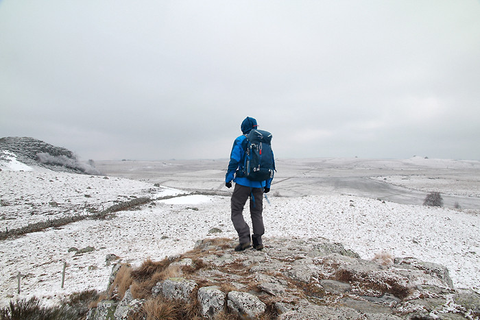 Test du sac à dos de randonnée Mountain Hardwear Wandrin 32 sur le plateau de l'Aubrac Test et avis du sac à dos Mountain Hardwear Wandrin 32