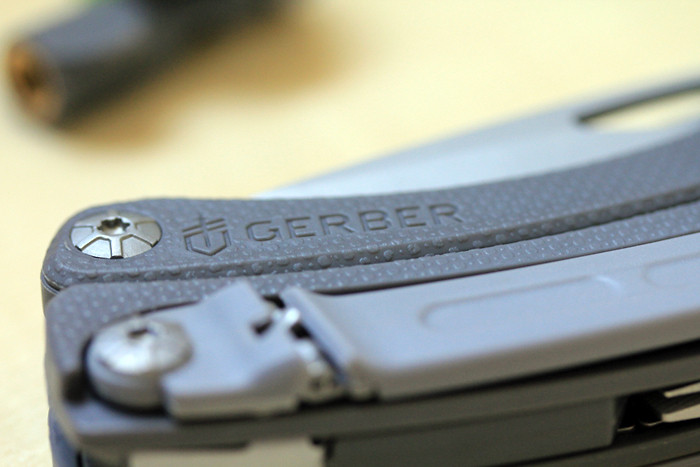Gros plan sur le couteau Gerber Steady Multi Tool