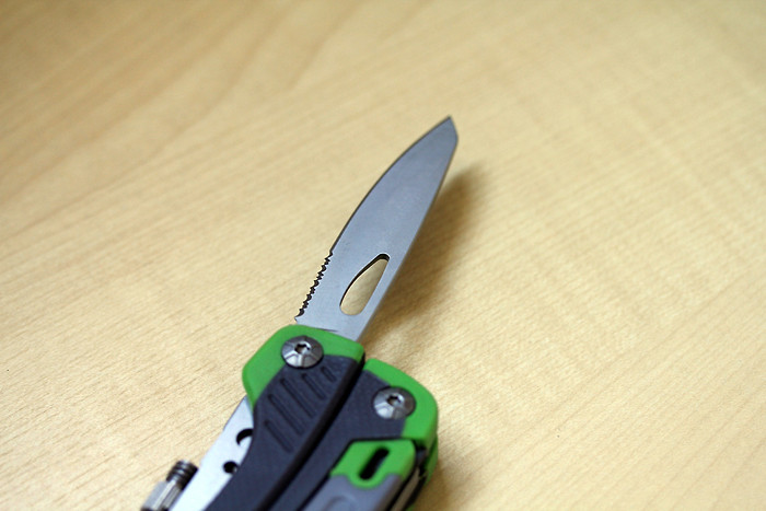 Gros plan sur la lame du couteau Gerber Steady Multi Tool