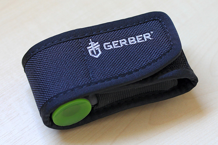 Gros plan sur le couteau Gerber Steady Multi Tool dans sa housse