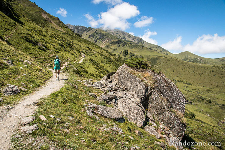 Passage près d'un énorme rocher