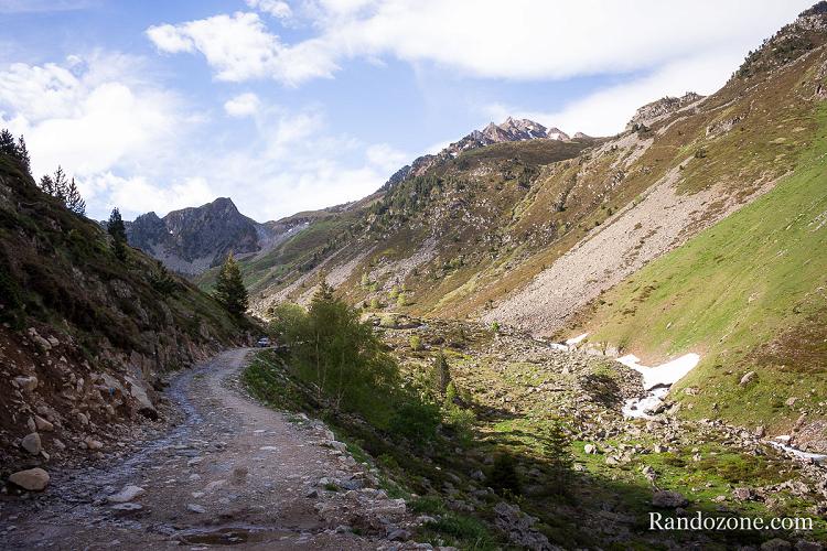 On suit la piste du GR 10 pour le début de la randonnée On suit la piste du GR 10 pour le début de la randonnée