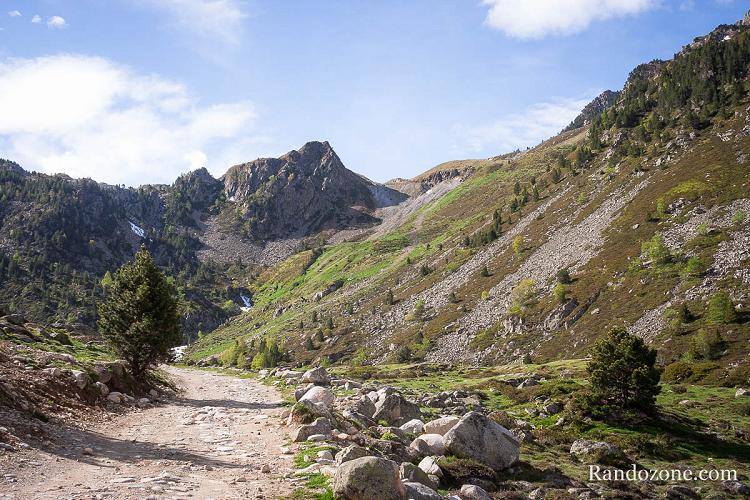 Derrière le pic il y a le lac Dets Coubous Derrière le pic il y a le lac Dets Coubous