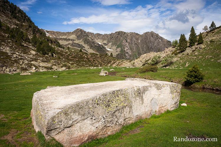 Enorme bloc au milieu de la prairie Enorme bloc au milieu de la prairie