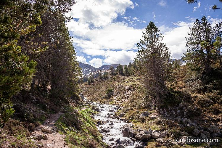 Le sentier longe la rivière et n'est jamais difficile Le sentier longe la rivière et n'est jamais difficile