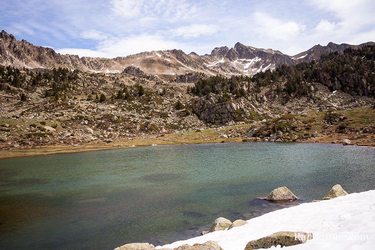 Lac de Couley la Gran et sommets en arrière plan Lac de Couley la Gran et sommets en arrière plan