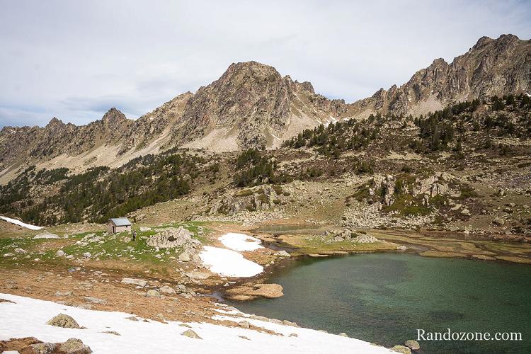 Lac de Coueyla Gran et cabane d'Aygues Cluses Lac de Coueyla Gran et cabane d'Aygues Cluses