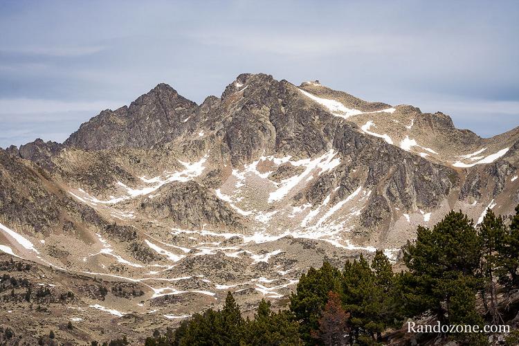Les sommets qu'on voit depuis le sentier Les sommets qu'on voit depuis le sentier