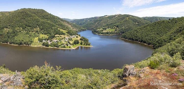 Panoramique de plusieurs photos depuis le promontoire du Fajol en Aveyron Panoramique de plusieurs photos depuis le promontoire du Fajol en Aveyron