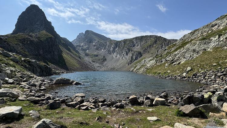Pic du lac d'Arrious, Arriel (à l'arrière-plan) et lac d'Arrious Pic du lac d'Arrious, Arriel (à l'arrière-plan) et lac d'Arrious