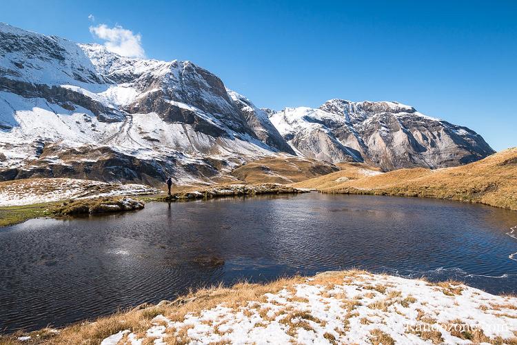 Un peu de neige dans le cirque de Troumouse à la mi octobre Un peu de neige dans le cirque de Troumouse à la mi octobre