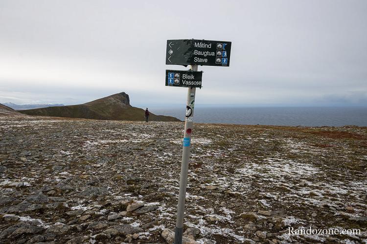 Matind est en face mais nous n'irons pas pour avoir un point de vue sur la plage et le sommet Matind est en face mais nous n'irons pas pour avoir un point de vue sur la plage et le sommet