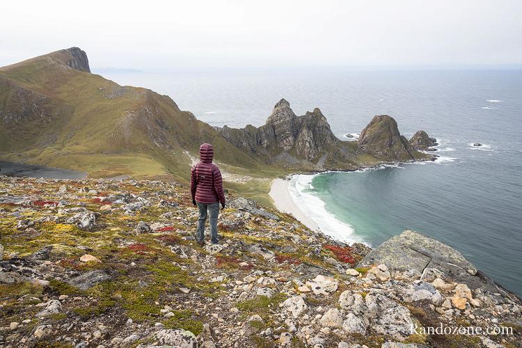 Matind à gauche et superbe plage en contrebas Matind à gauche et superbe plage en contrebas