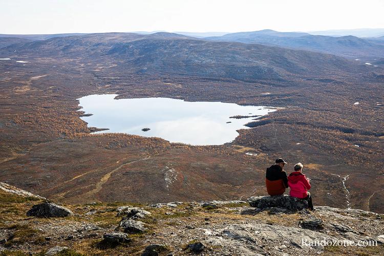 Tout le monde profite du paysage avec la vue sur le lac Tsahkaljärvi Tout le monde profite du paysage avec la vue sur le lac Tsahkaljärvi