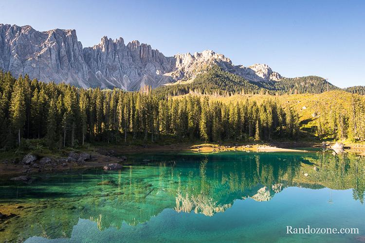 Lac dans le massif des Dolomites en Italie Lac dans le massif des Dolomites en Italie