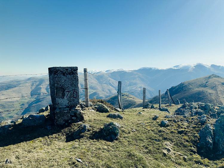 Borne frontière sur le tour des Aldudes Borne frontière sur le tour des Aldudes
