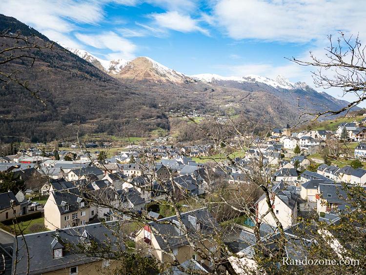 On commence par monter au dessus du village jusqu'au château On commence par monter au dessus du village jusqu'au château