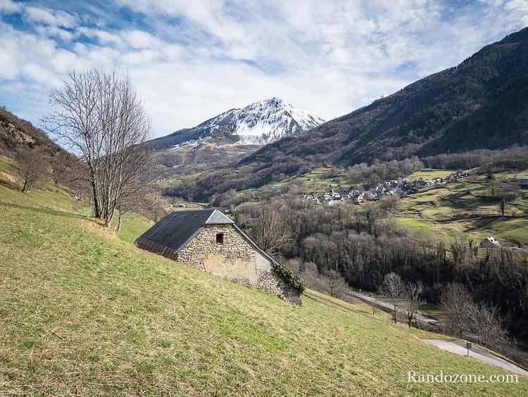 Belle grange et vue sur la vallée vers Barèges Belle grange et vue sur la vallée vers Barèges
