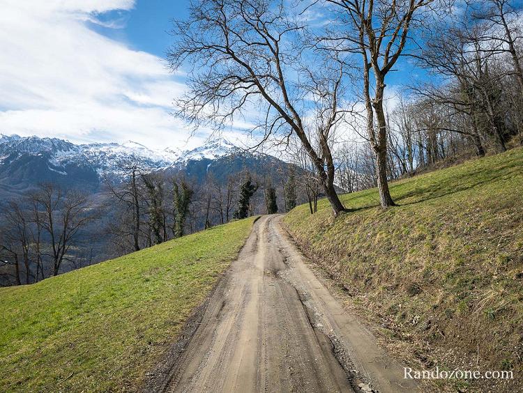 Passage sur une piste avant de commencer la montée raide Passage sur une piste avant de commencer la montée raide