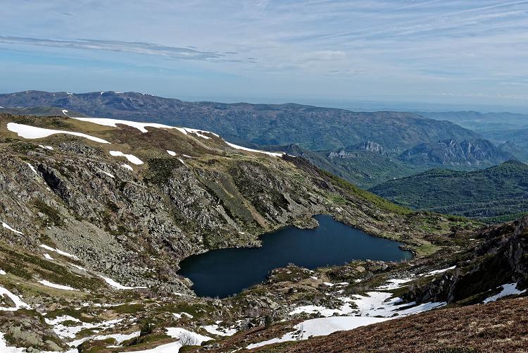 Pic de Bassibié et étang d'Artax, Ariège, Pyrénées Pic de Bassibié et étang d'Artax, Ariège, Pyrénées