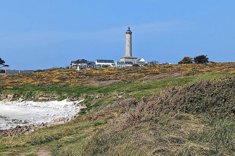 Culminant à 44 mètres de hauteur, le phare de l’île de Batz compte 198 marches. Culminant à 44 mètres de hauteur, le phare de l’île de Batz compte 198 marches.