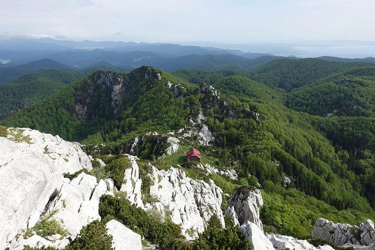 Schlosser Lodge sur le Veliki Risnjak dans le parc national de Risnjak, Croatie, vu du sommet. Schlosser Lodge sur le Veliki Risnjak dans le parc national de Risnjak, Croatie, vu du sommet.