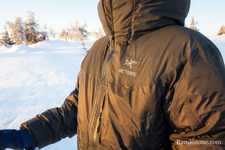 Gros plan sur la doudoune Arc'Teryx Alpha Parka femme Gros plan sur la doudoune Arc'Teryx Alpha Parka femme