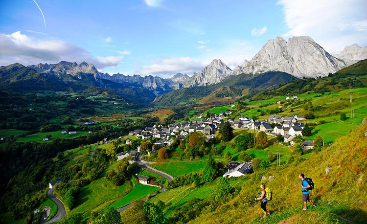 Randonneurs arrivant sur le village de Lescun. Crédit photo : ccpo. Randonneurs arrivant sur le village de Lescun. Crédit photo : ccpo.