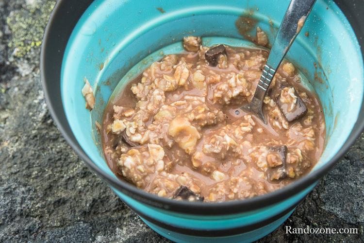 Préparation dans le mug Sea to Summit en Suède Préparation dans le mug Sea to Summit en Suède