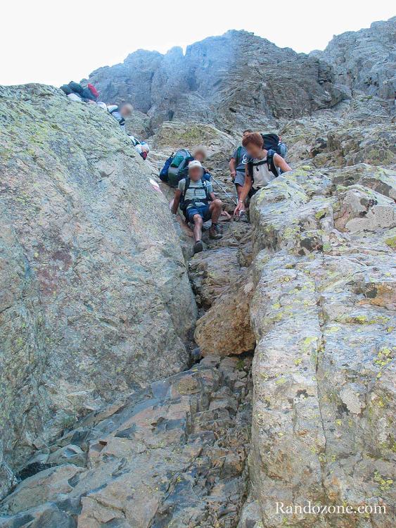 Descente dans le Cirque de la Solitude sur le GR 20 en Corse Descente dans le Cirque de la Solitude sur le GR 20 en Corse