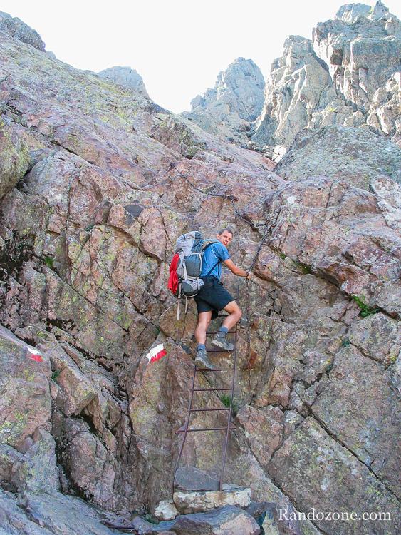 Les échelles pour remonter dans le cirque de la Solitude sur le GR 20 en Corse Les échelles pour remonter dans le cirque de la Solitude sur le GR 20 en Corse