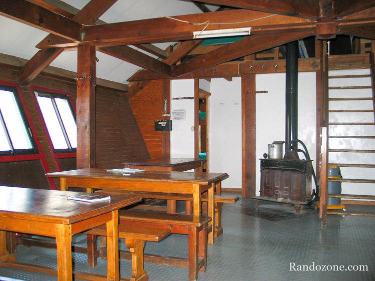 Intérieur du refuge de Tighjettu Intérieur du refuge de Tighjettu