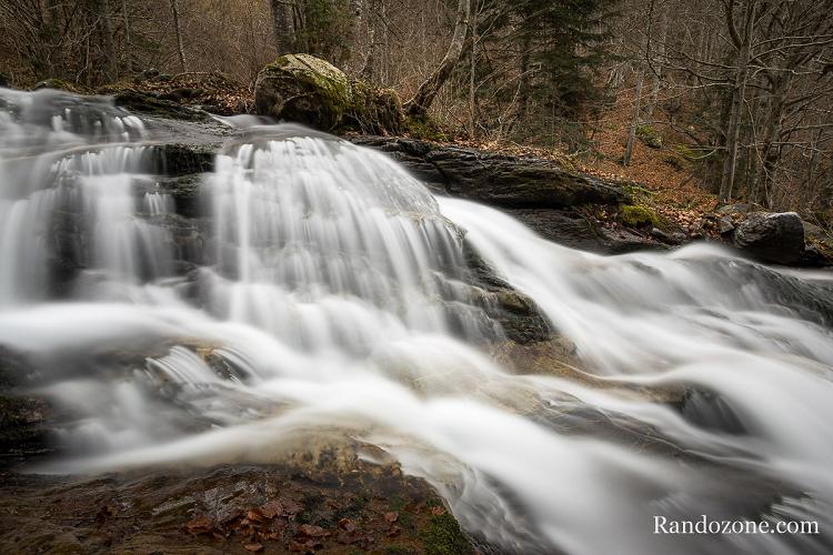 Cascade dans le bois de Bué (Pyrénées) Cascade dans le bois de Bué (Pyrénées)