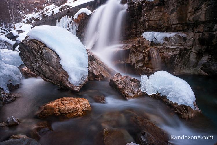 Cascade avec de la neige à Gavarnie Cascade avec de la neige à Gavarnie