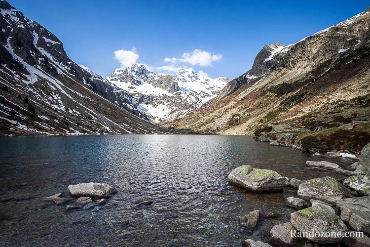 Lac d'Estom dans les Pyrénées Lac d'Estom dans les Pyrénées