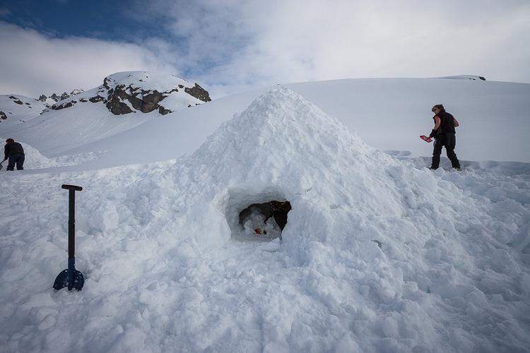 Construction de l'igloo dans les Pyrénées Construction de l'igloo dans les Pyrénées